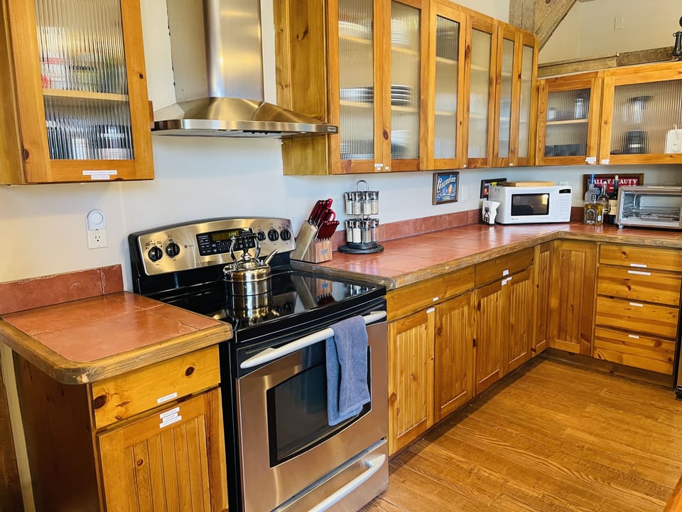 Stove/oven, microwave, toaster 