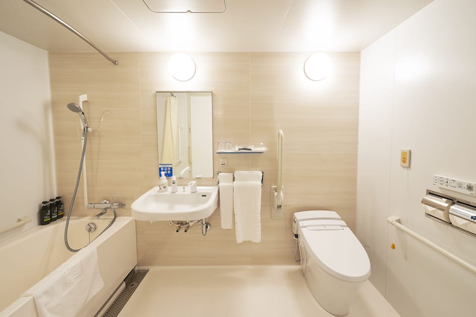 Universal Twin Room, Non Smoking | Bathroom | Combined shower/tub, deep soaking tub, free toiletries, hair dryer