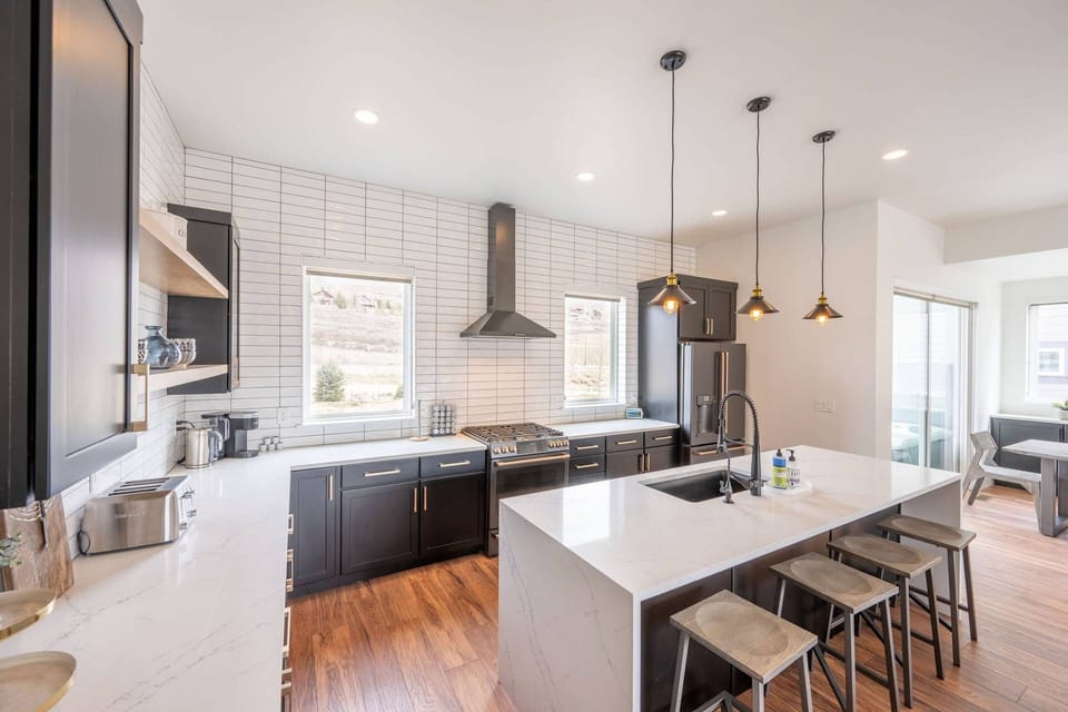 Fully stocked gourmet kitchen  – Everything is here for the budding chef to prepare meals at home! The white quartz countertops offer lots of prep spa