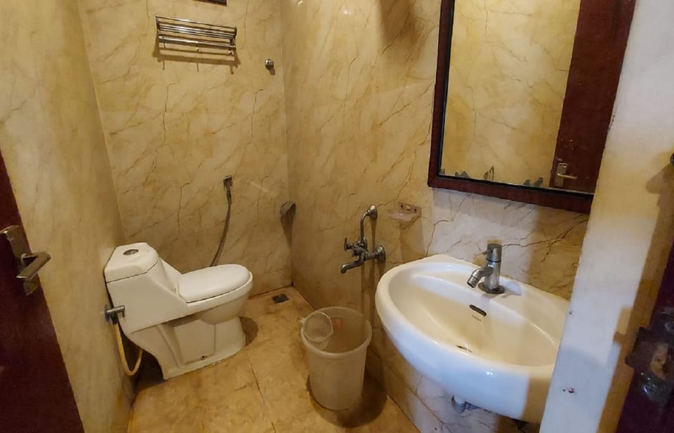 Combined shower/tub, towels