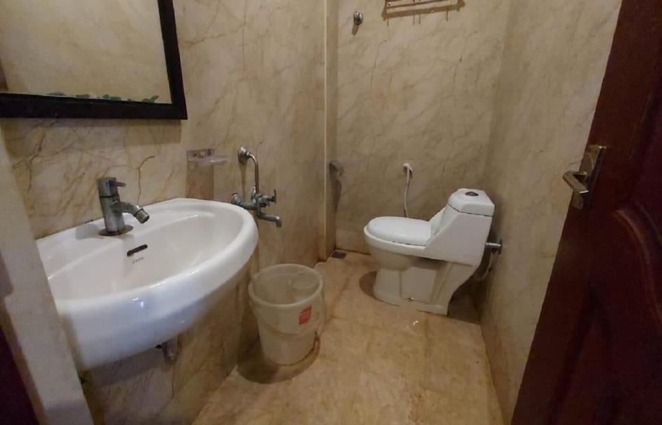 Combined shower/tub, towels