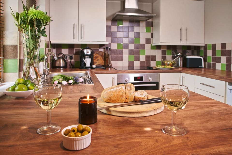 Fresh Escapes - Swifts Return - Romantic -  hot tub , sauna, pool