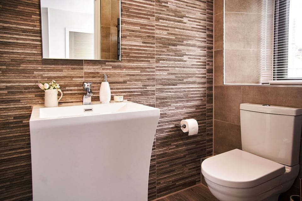 Fresh Escapes - Harbour Breeze - Hot Tub - Torquay - Sleeps 4