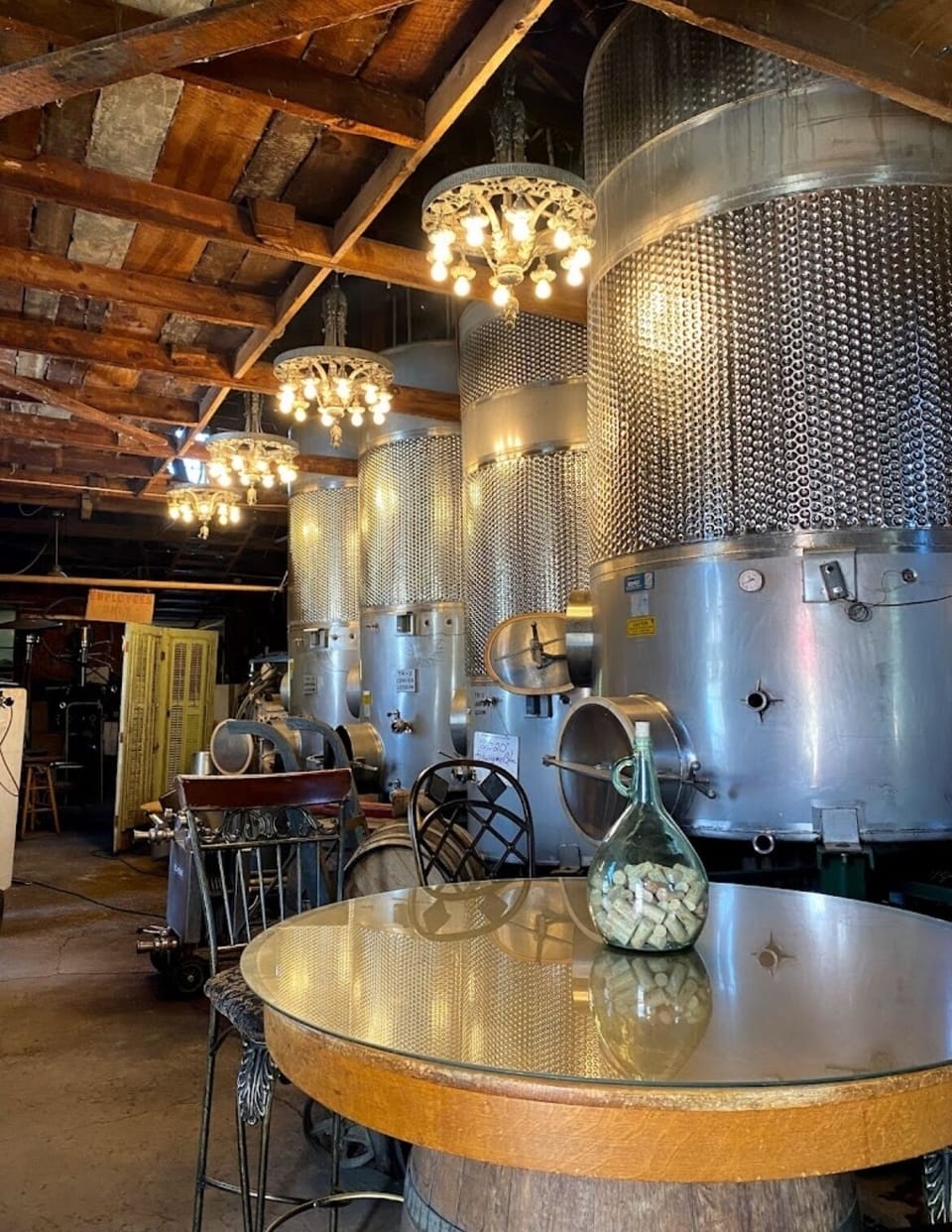 Menghini wine tasting room. 1o min to house.