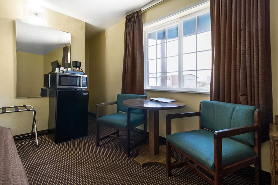 Standard Room, 2 Double Beds | WiFi (free)