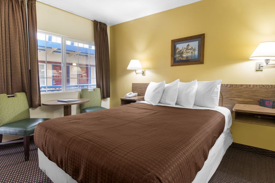 Standard Room, 1 Queen Bed | WiFi (free)