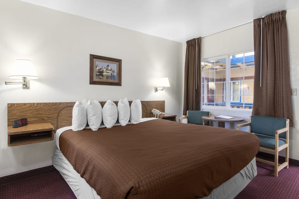 King Bed with Spa Bathtub | WiFi (free)