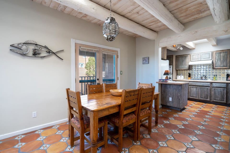 Dining Area - Seating for 6