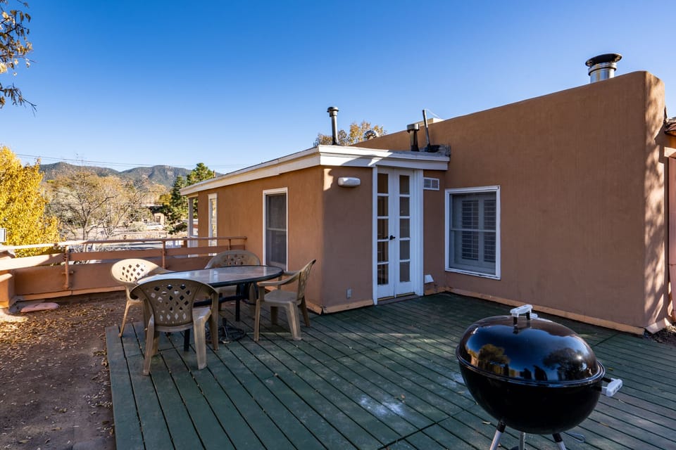 Deck - Outdoor Dining w/ Mountain Views