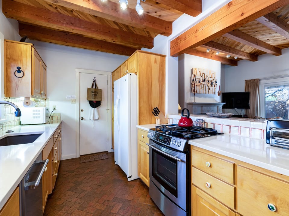 Kitchen w. Appliances