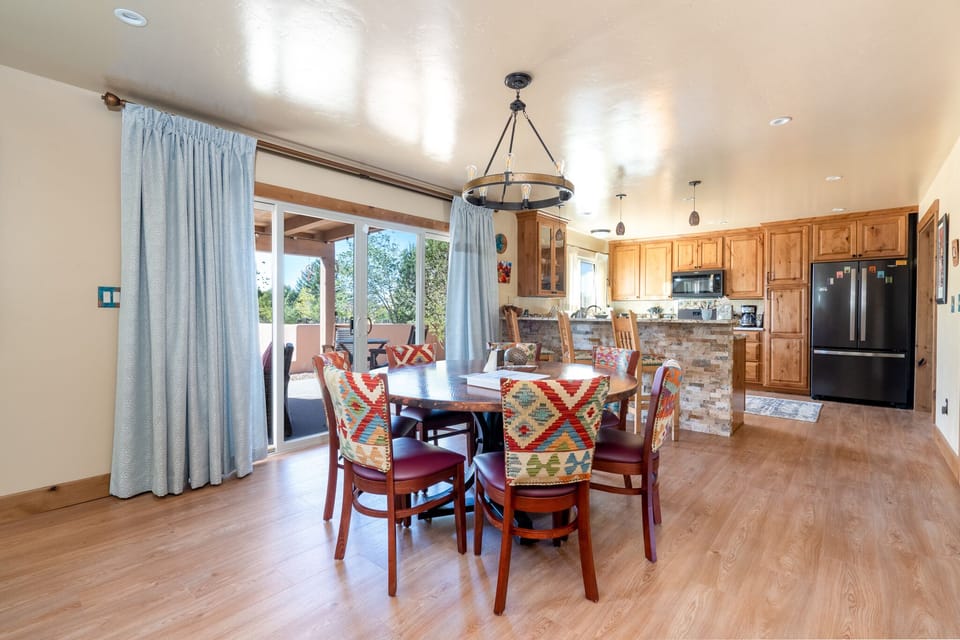 Dining Area - Seating for 6