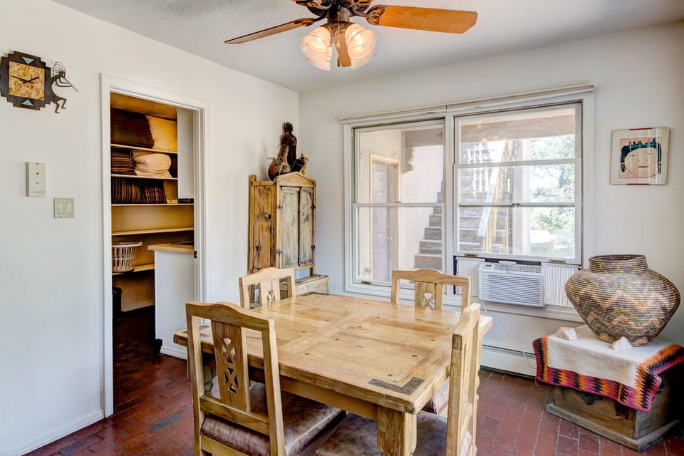 Breakfast Nook - Seating for 4
