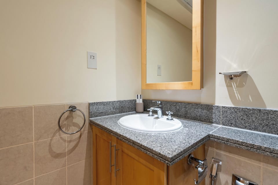 Lux BnB I Turia Tower I Lake & Garden View Apartment in Dubai