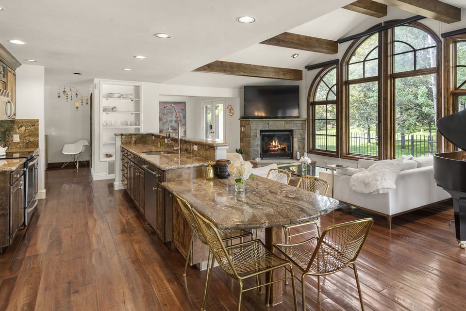 Open Kitchen/Breakfast Table