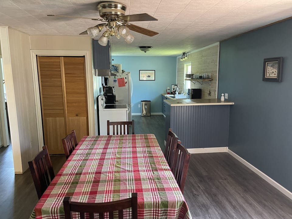 Dining area seats 6
