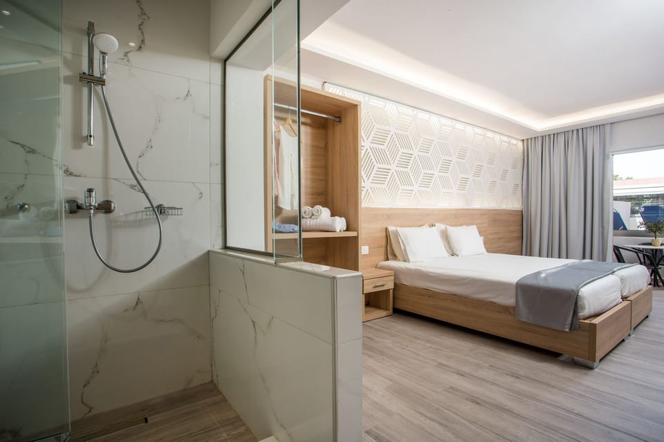 Deluxe Room | Desk, blackout drapes, soundproofing, free WiFi