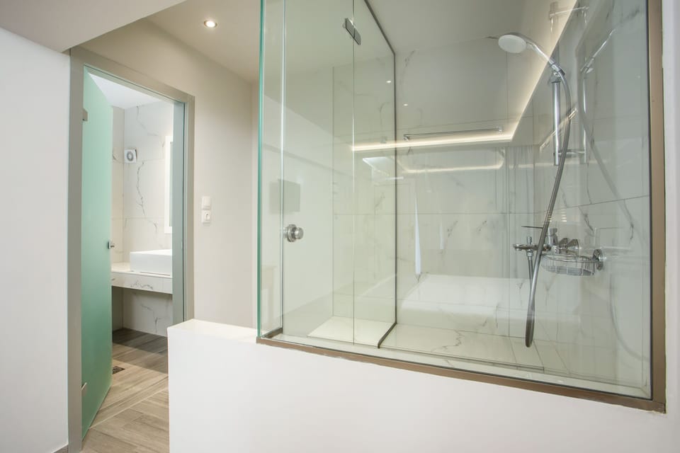 Deluxe Room | Desk, blackout drapes, soundproofing, free WiFi