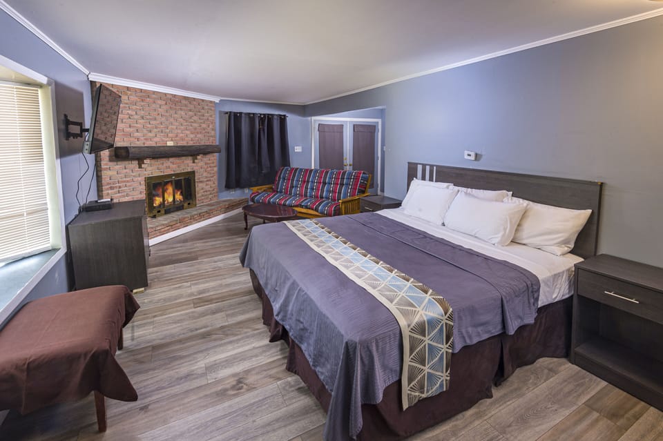 Premium Room, 1 King Bed with Sofa bed, Kitchen | Desk, laptop workspace, blackout drapes, free WiFi