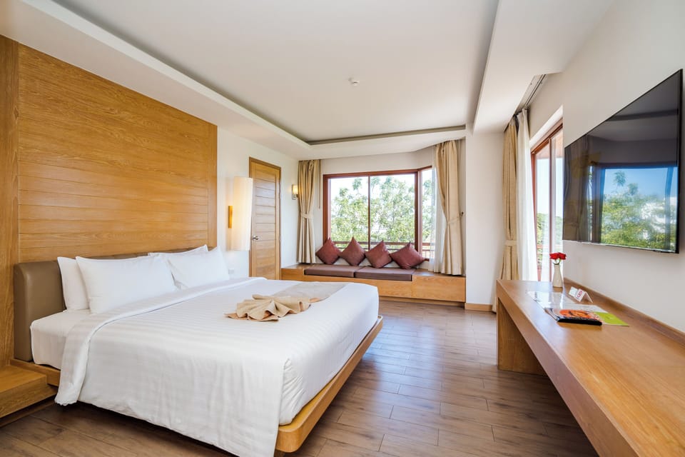 Superior King  - Free Transfer to Hua Hin Beach | Premium bedding, minibar, in-room safe, desk