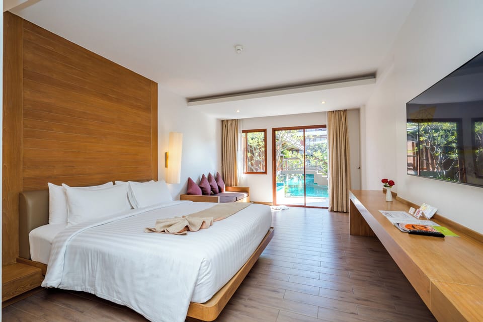 Jacuzzi Pool Access  - Free Transfer to Hua Hin Beach | Premium bedding, minibar, in-room safe, desk
