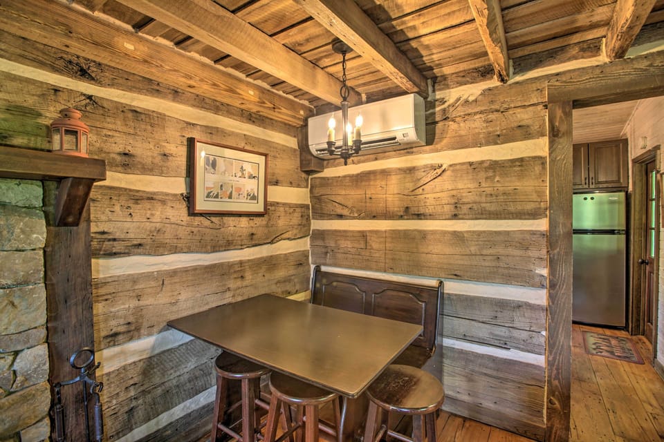 Dining Area | Dishware & Flatware Provided