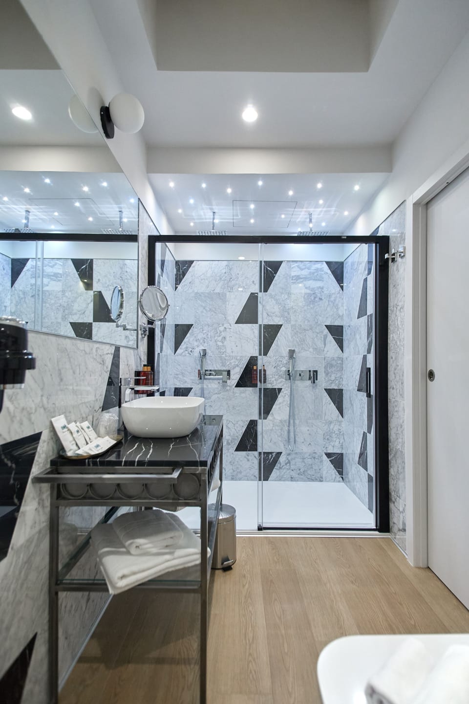 Grand Room | Bathroom | Hair dryer, bidet, towels