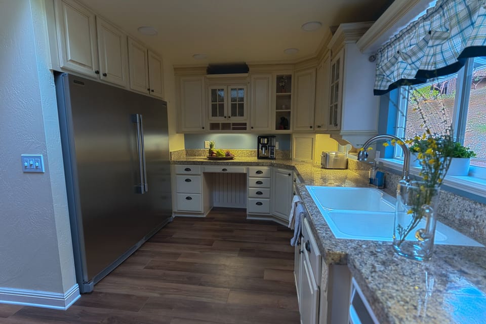 Gourmet refrigerator and freezer, even an airfryer for the cook in your group