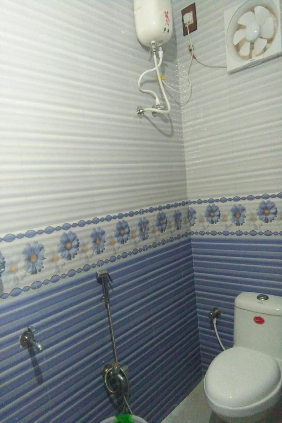 Shower, rainfall showerhead, free toiletries, towels