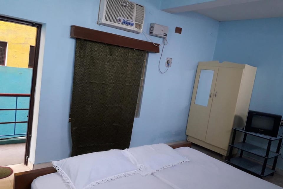 Classic Double Room | Down comforters, free WiFi, bed sheets