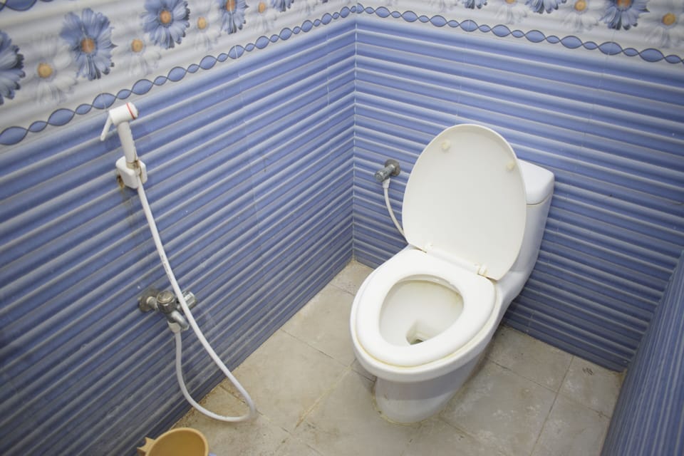 Shower, rainfall showerhead, free toiletries, towels