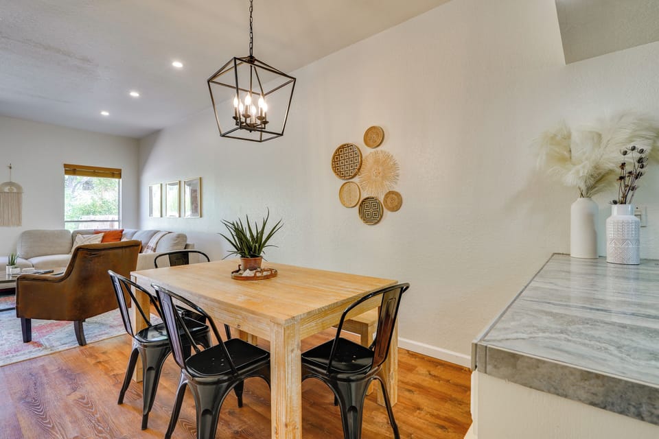 Dining Area | Dishes & Flatware Provided