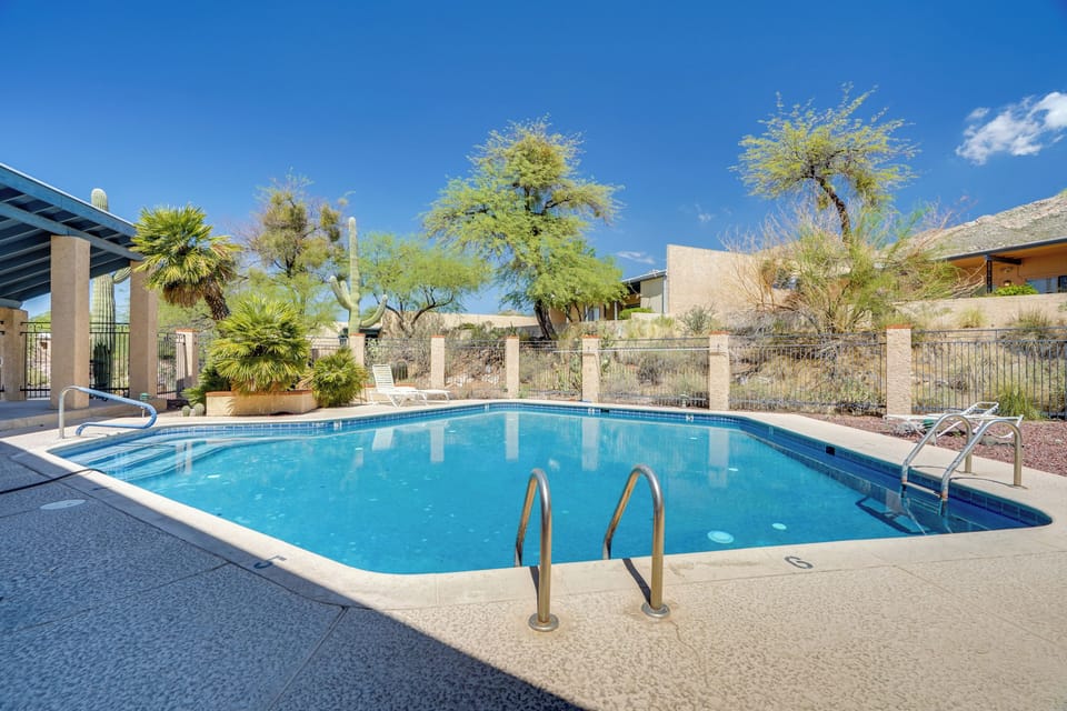 Community Amenities | Outdoor Pool | Dining Area