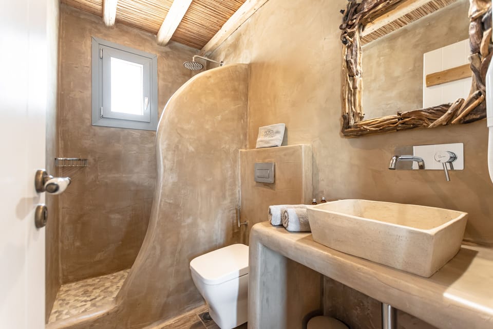 Deluxe Suite with Garden View and Private Hot Tub | Bathroom | Shower, rainfall showerhead, designer toiletries, hair dryer