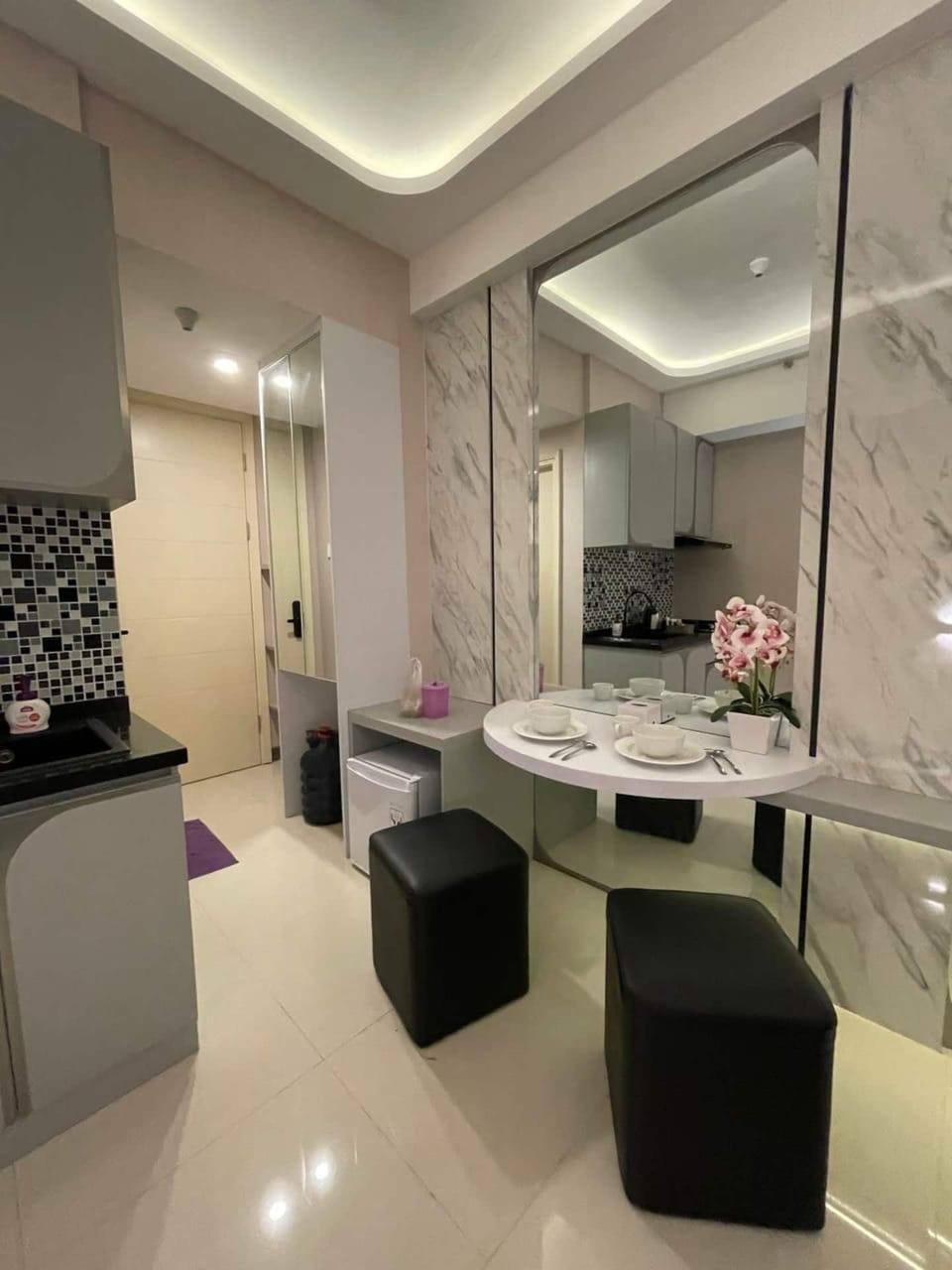 Luxury Studio Suite, Multiple Beds, Kitchenette, Pool View | Living area | 43-inch Smart TV with digital channels, TV, Netflix