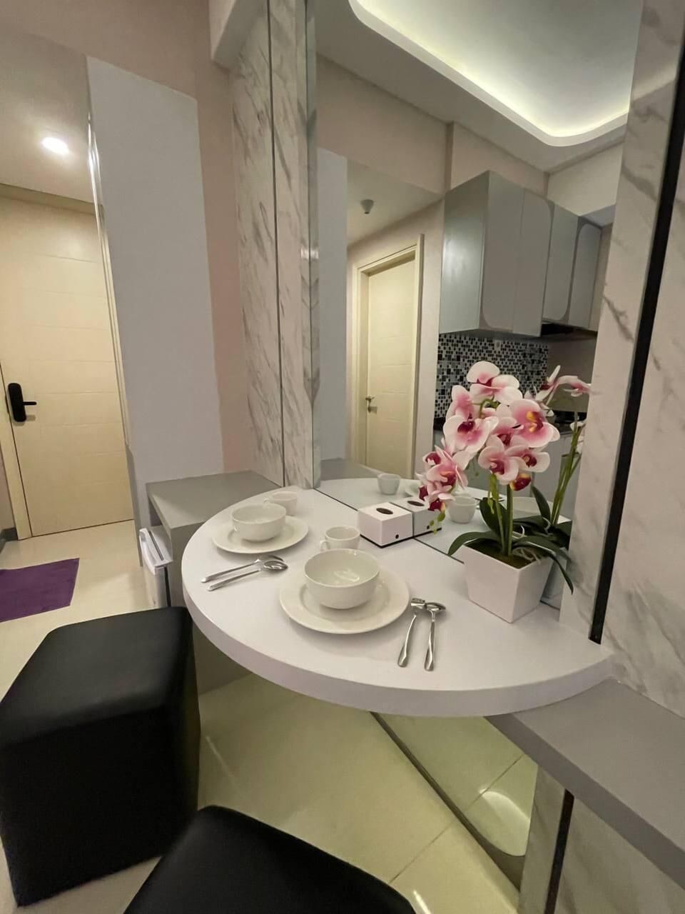Luxury Studio Suite, Multiple Beds, Kitchenette, Pool View | In-room dining