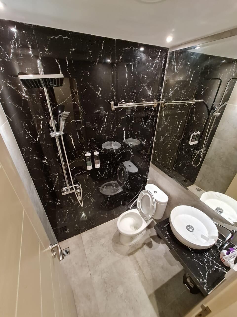 Luxury Studio Suite, Multiple Beds, Kitchenette, Pool View | Bathroom | Shower, rainfall showerhead, hair dryer, bidet