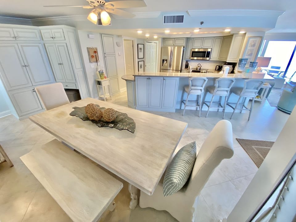 Dining seating for 6