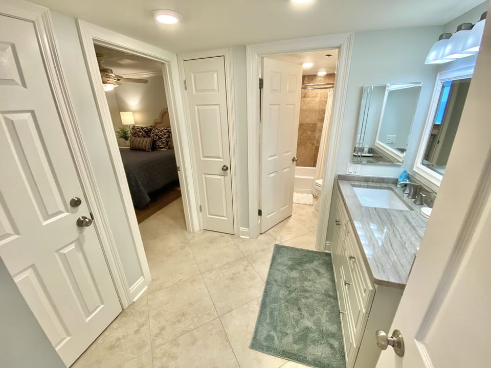 Entry into guest bed and bath