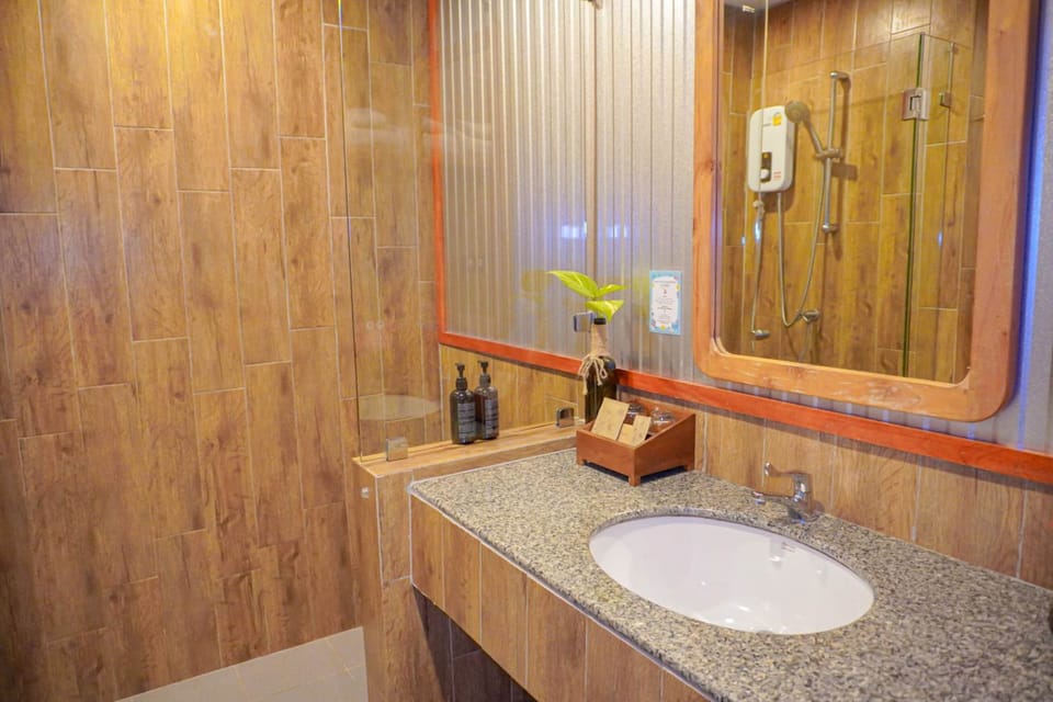 Deluxe Room | Bathroom | Shower, rainfall showerhead, free toiletries, hair dryer