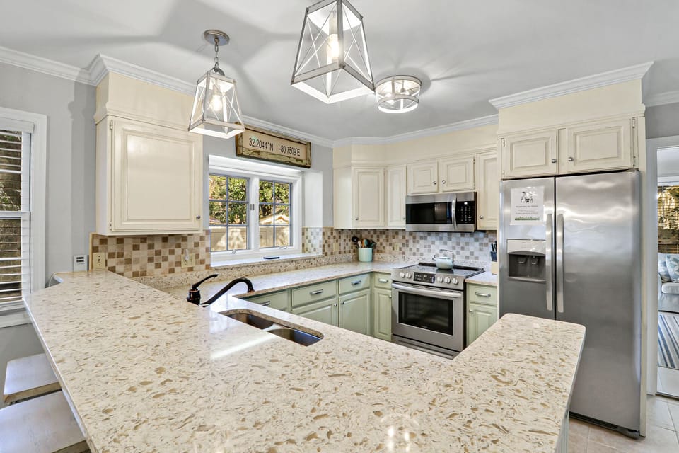 2 Azalea | Updated Kitchen w/ barstool seating for 4 - 2 Azalea | Updated Kitchen w/ barstool seating for 4