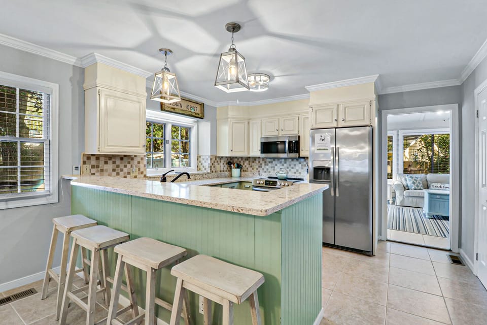 2 Azalea | Updated Kitchen w/ barstool seating for 4 - 2 Azalea | Updated Kitchen w/ barstool seating for 4