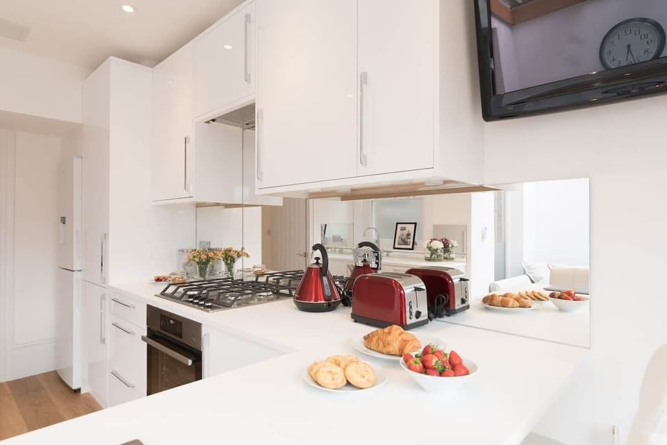 Apartment | Private kitchen | Fridge, microwave, oven, stovetop