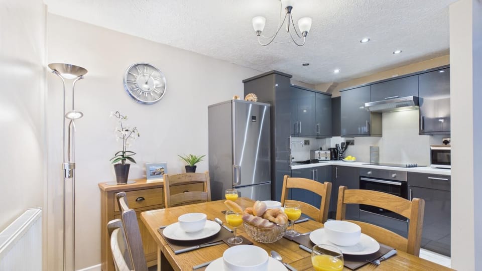 Harry's - 2 Bedroom Holiday Home - Tenby (29246)