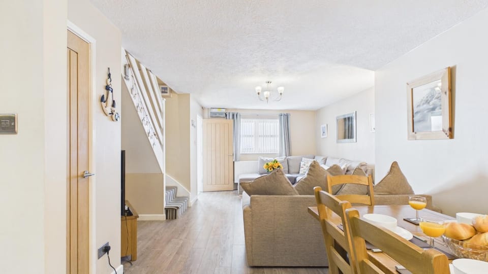 Harry's - 2 Bedroom Holiday Home - Tenby (29247)