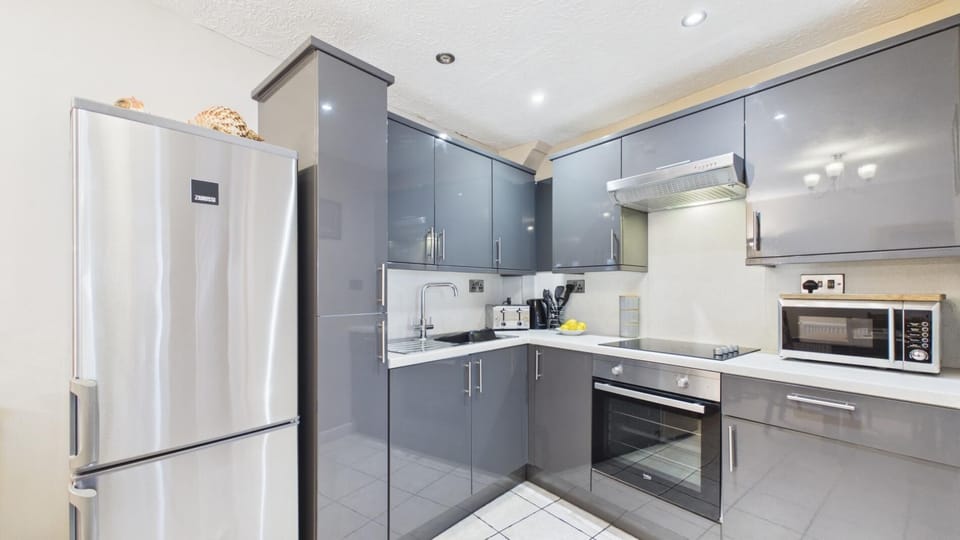 Harry's - 2 Bedroom Holiday Home - Tenby (29243)
