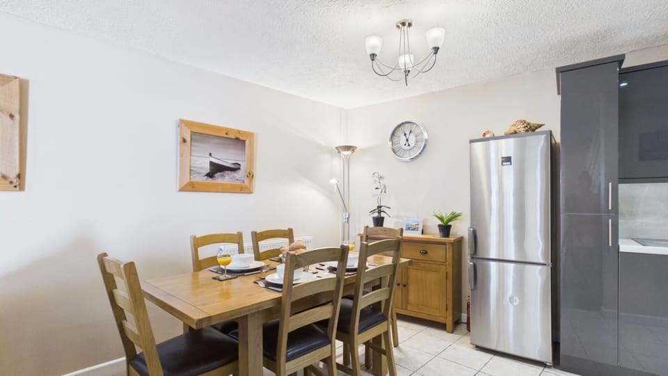 Harry's - 2 Bedroom Holiday Home - Tenby (29245)