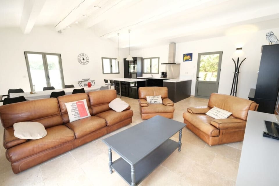 AUREILLE Alpilles Provence vacation rental, comfortable villa for rent, large living room for 8 people. Online reservation with Plaisirs & Maisons de Provence