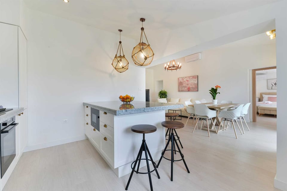 Open concept kitchen, dining room and living room with kitchen peninsula