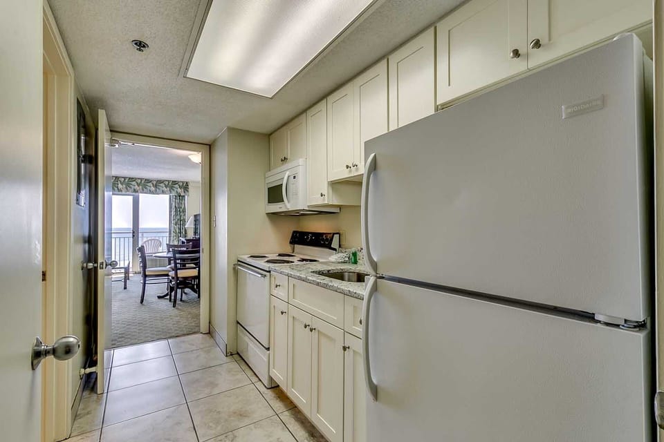 Full kitchen for cooking meals 