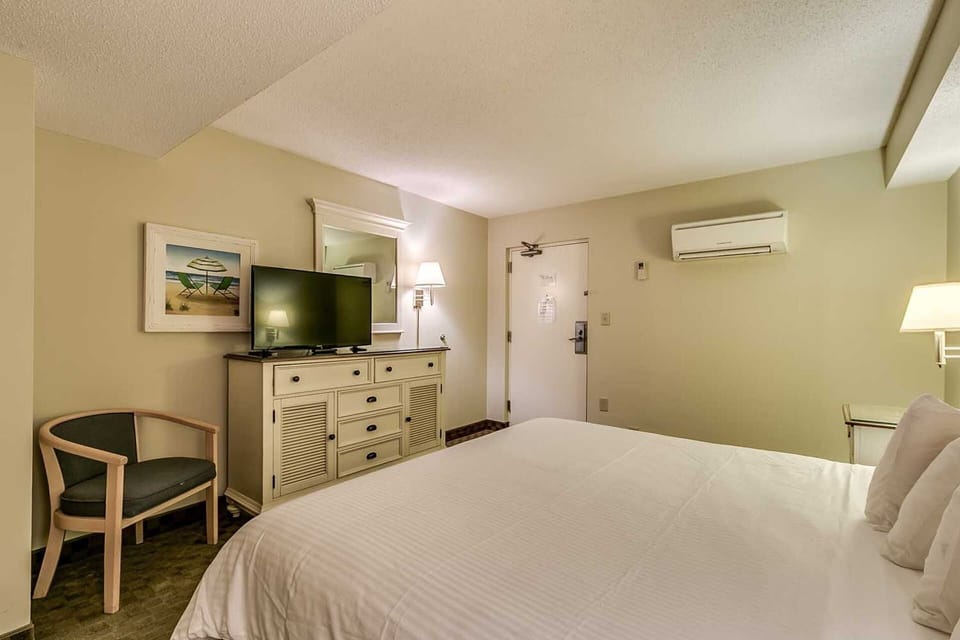Flat screen in all rooms 